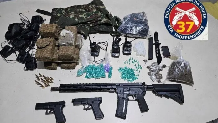 Após serem atacados por traficantes, policiais apreendem fuzil calibre 556 em Salvador