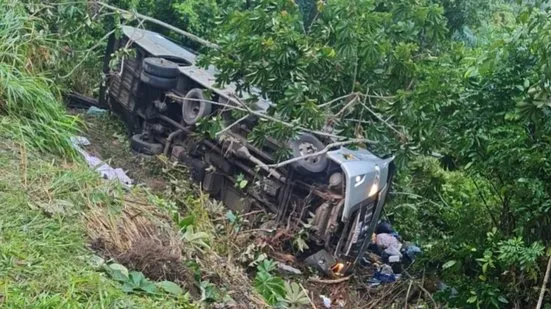 Quatro pessoas morrem e cinco ficam feridas após ônibus cair em ribanceira na Bahia
