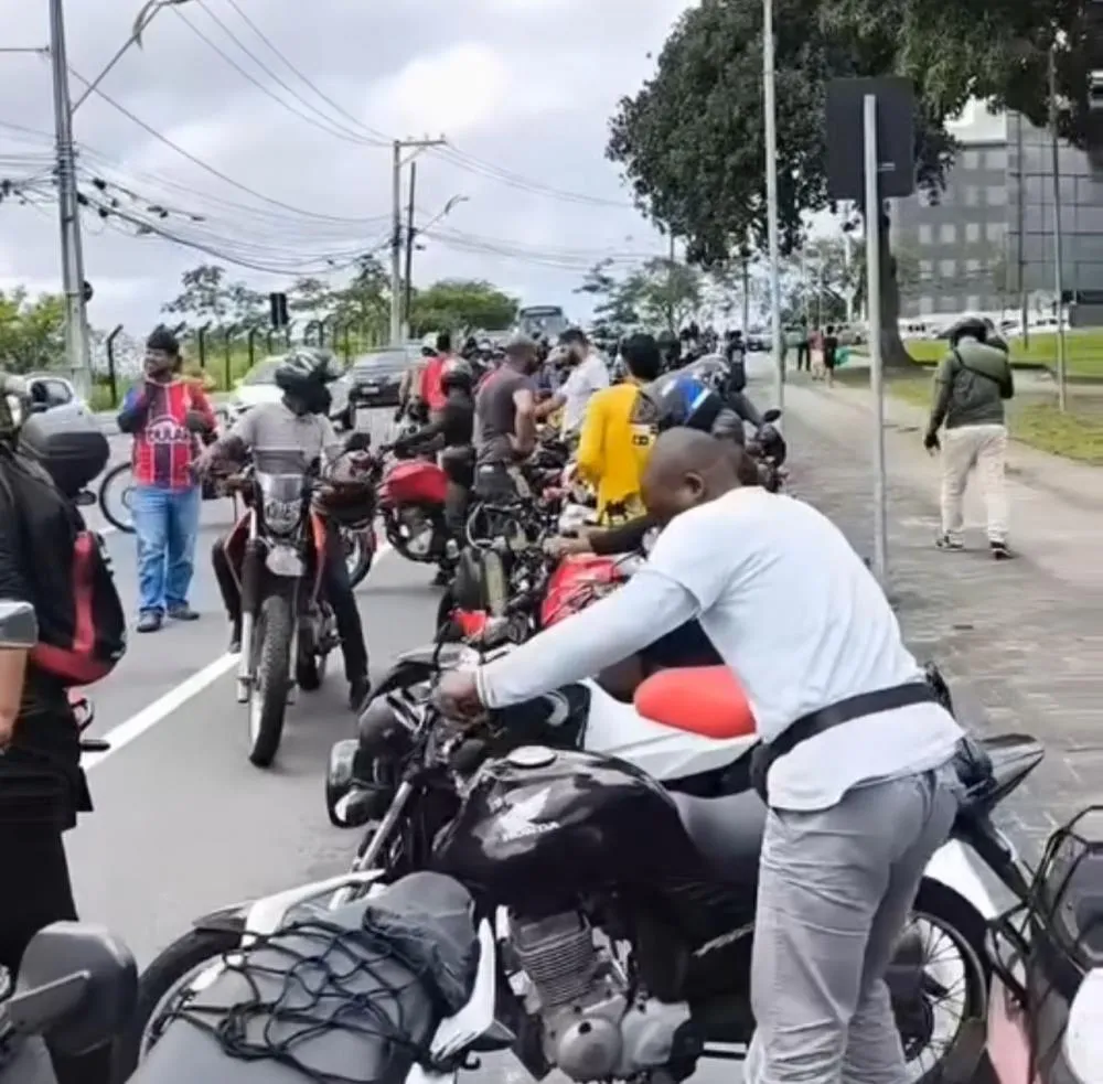 Motociclistas profissionais fazem protesto por mais segurança no centro de Camaçari
