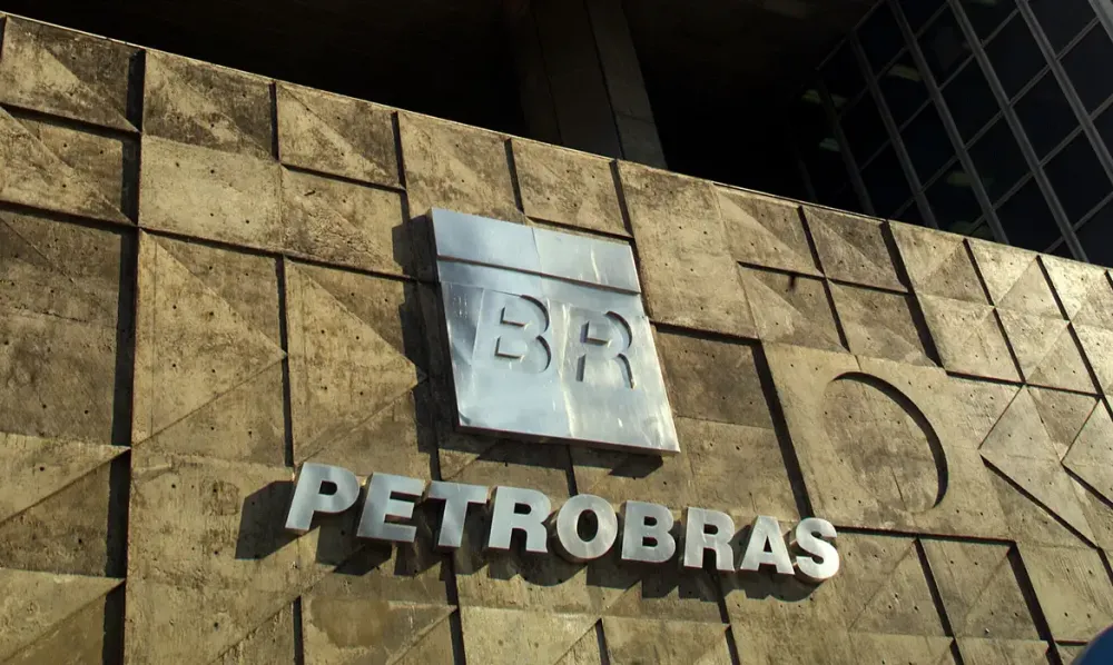 Presidente da Petrobras diz que não há previsão para queda dos preços dos combustíveis