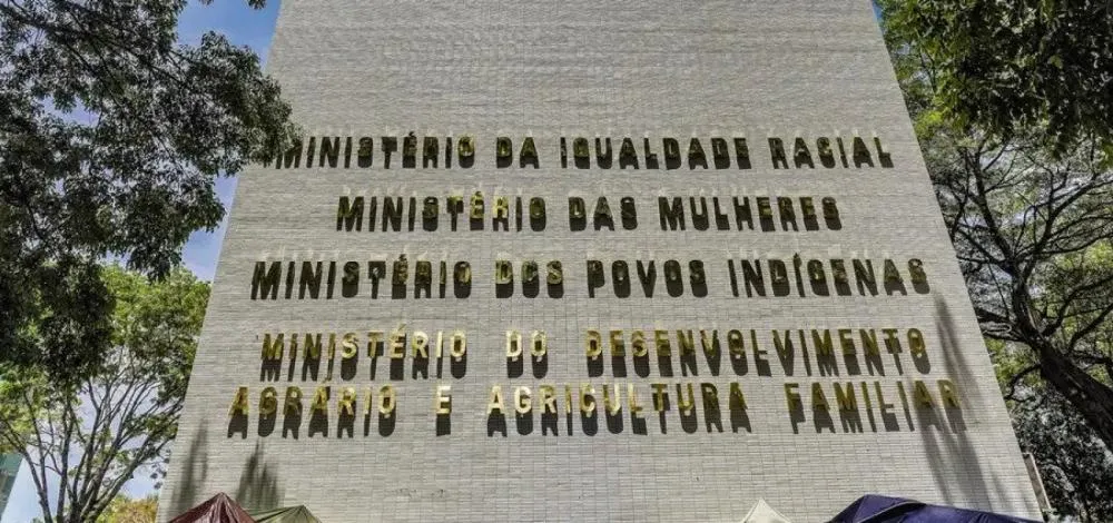Ministério das Mulheres se pronuncia após denúncia contra Silvio Almeida: "inadmissível"