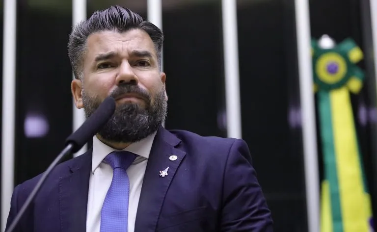 Proposta suspende o direito de presos provisórios votarem em eleições 