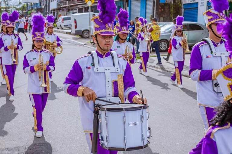 Desfile cívico em Parafuso é marcado por animação de grupos culturais, fanfarras e bandas