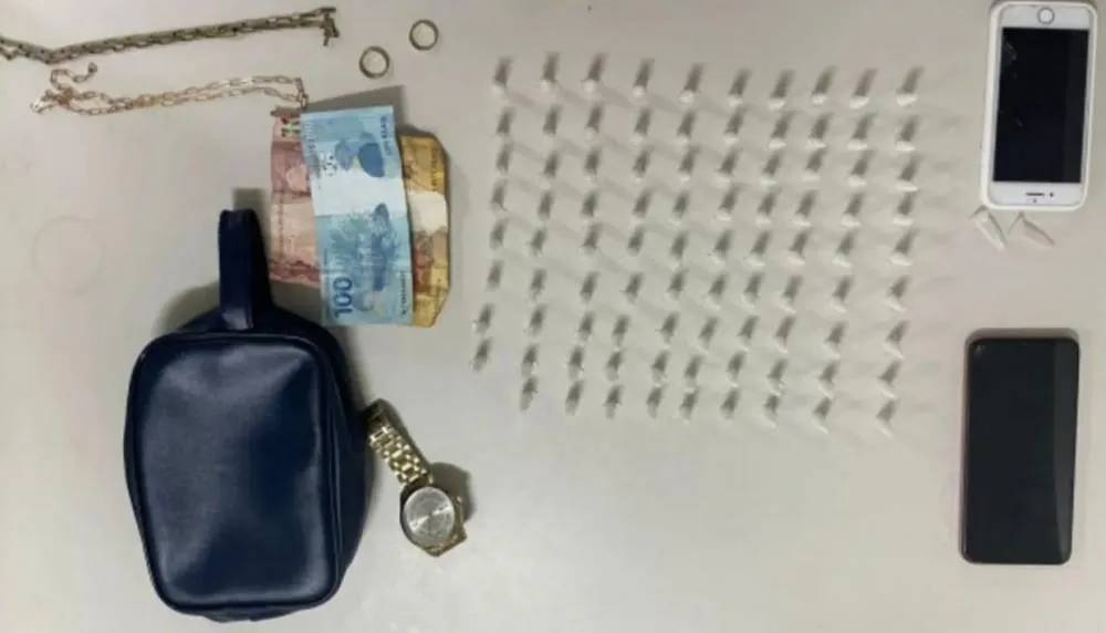 Polícia Militar prende dois homens por tráfico de drogas no Bosque 