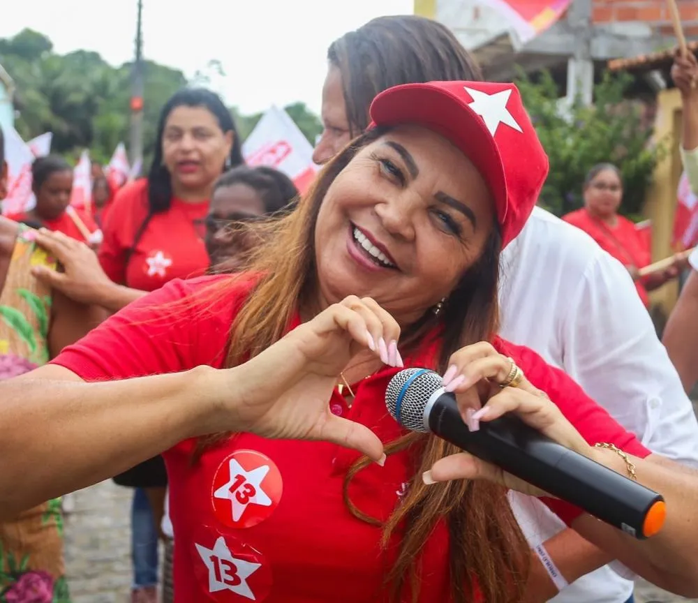Justiça Eleitoral multa Jussara Márcia em R$ 15 mil por propaganda antecipada irregular