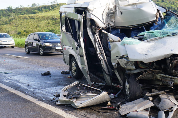 Três pessoas morrem em acidente com van que transportava pacientes na BR-324