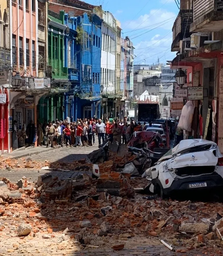 Parte de edifício desaba na Ladeira do Taboão, em Salvador