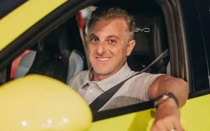 Luciano Huck grava quadro do "Domingão" em Camaçari