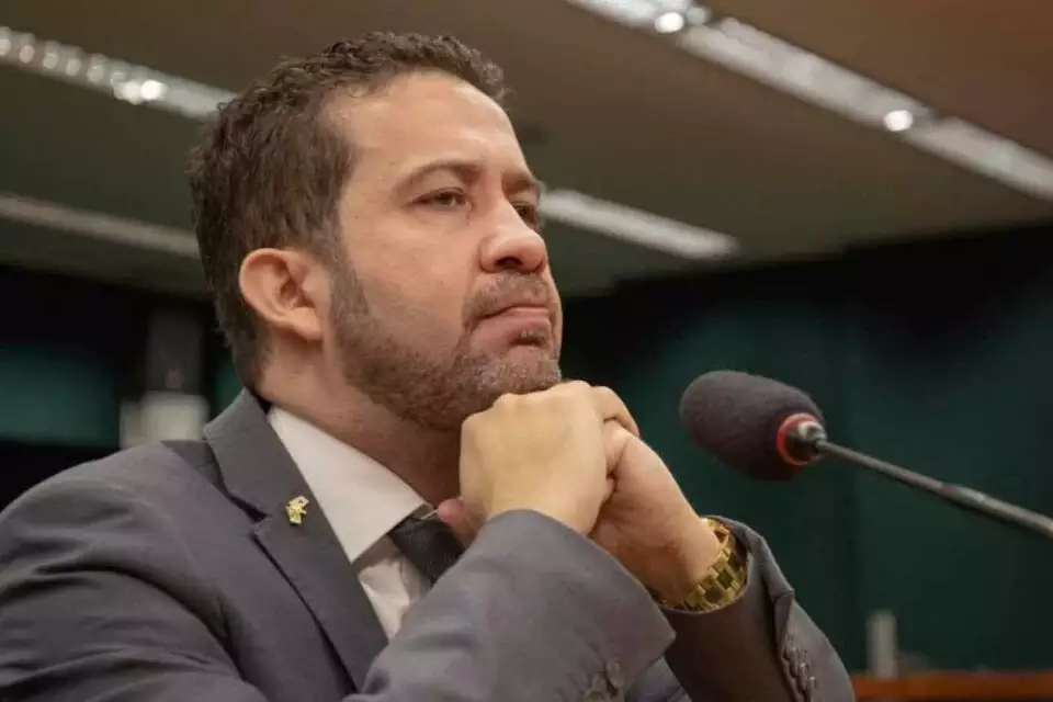 PF indicia deputado Janones por suspeita de esquema de "rachadinha"