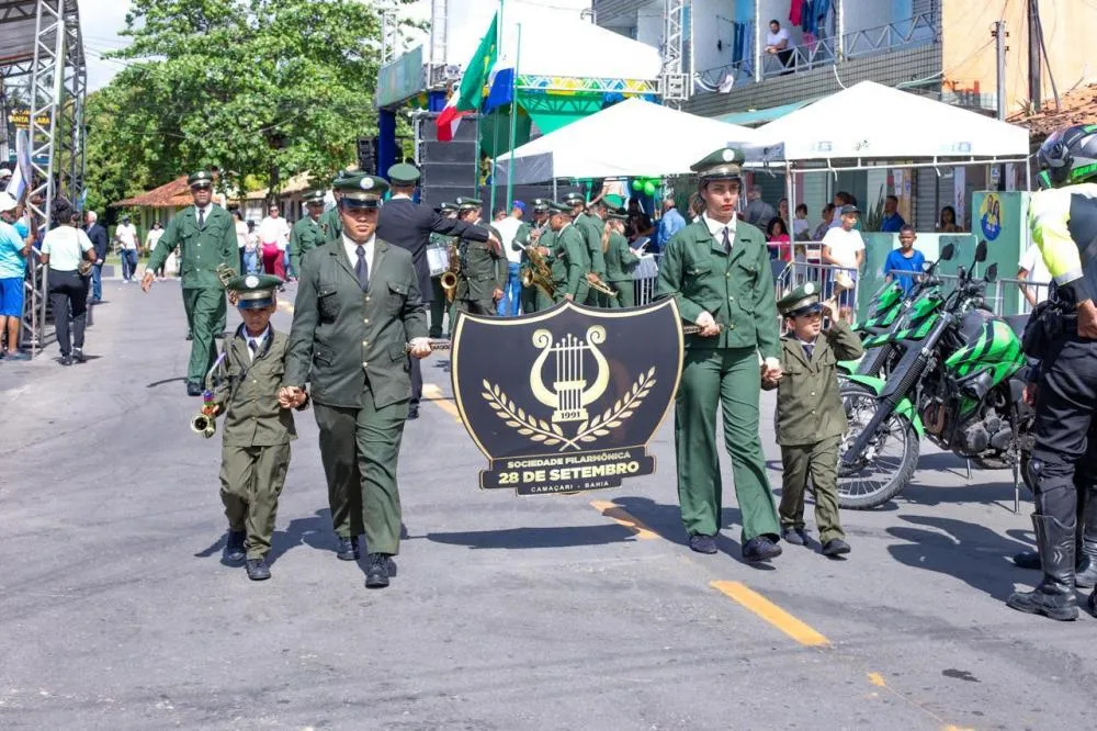 Desfile cívico de Monte Gordo abre comemorações pelos 266 anos de Camaçari 