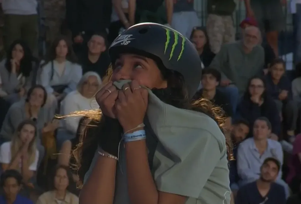 Rayssa Leal dá show e é campeã do Mundial de skate street em Roma