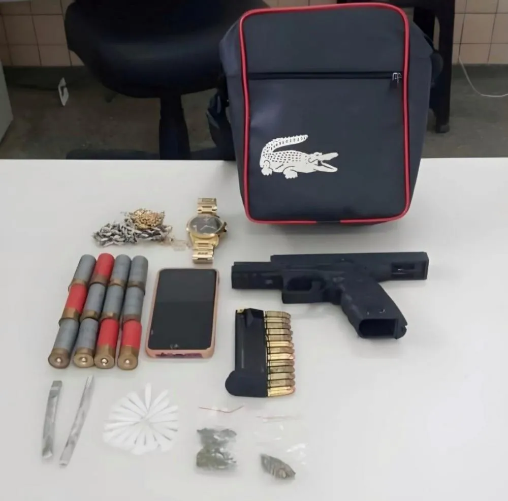 Policiais prendem suposto líder do tráfico e apreendem arma de fogo e drogas em Dias d’Ávila 