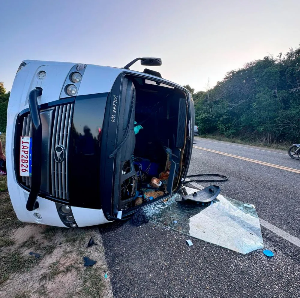 Acidente grave na Linha Verde entre microônibus e ônibus deixa feridos, inclusive graves