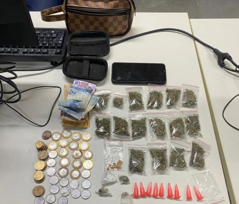 Homem é preso com crack, maconha e cocaína em Feira de Santana