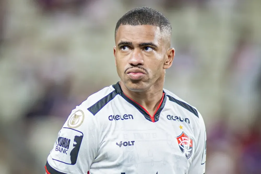 Vitória acumula 73 cartões no Brasileirão e Lucas Esteves lidera em advertências