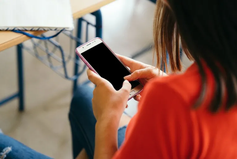 Governo Lula estuda proibir uso de celulares nas escolas