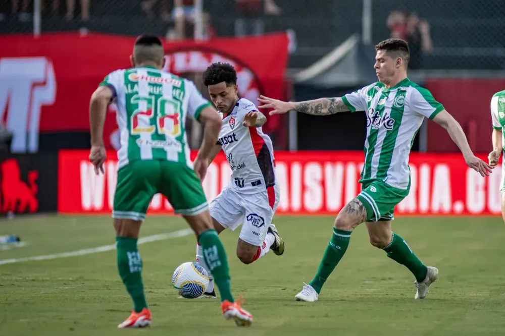 Vitória vence segunda partida seguida e deixa o Z-4 do Brasileirão
