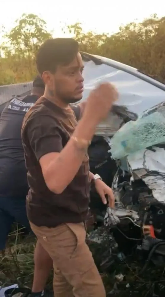 Cantor Thiago Aquino presta socorro a idoso após acidente na BR-101, na região de Laje