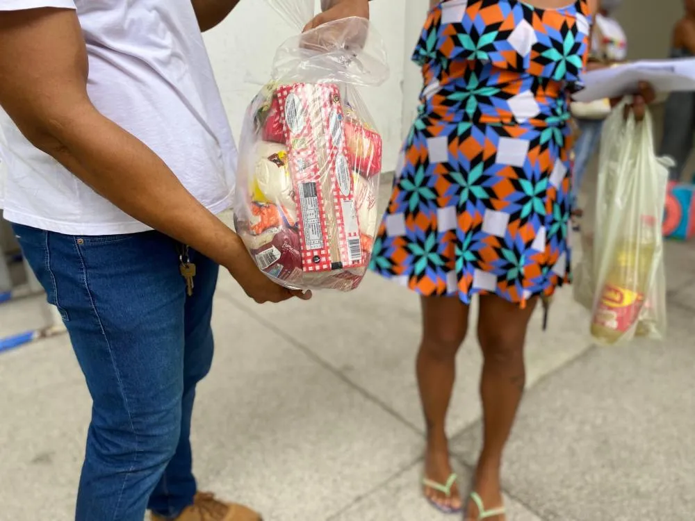 Prefeitura de Dias d'Ávila entrega cestas básicas para famílias em vulnerabilidade social