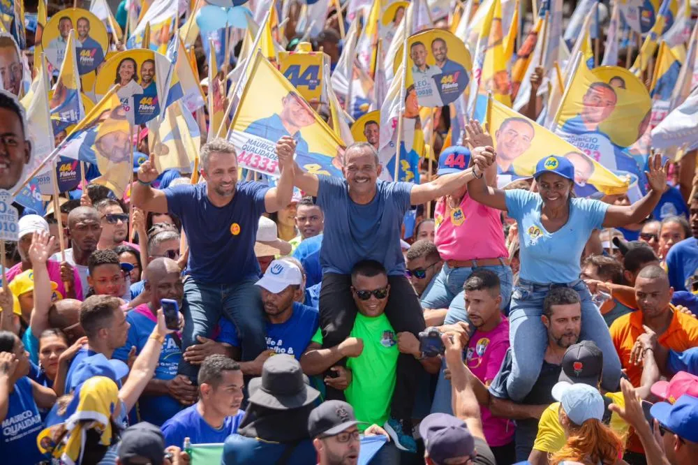 Após Desfile Cívico, Flávio arrasta multidão e mostra força do 44 em Abrantes