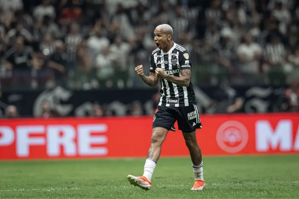 Com dois gols de Deyverson, Atlético-MG vence o Fluminense e vai à semifinal da Libertadores