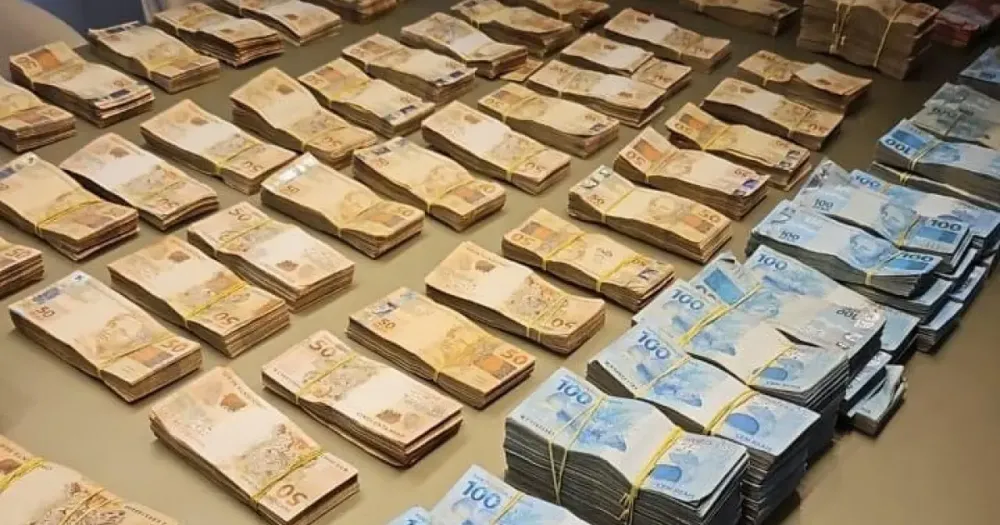 Operação apreende R$ 915,9 mil em dinheiro vivo; ação tem como alvos prefeito e candidato aliado