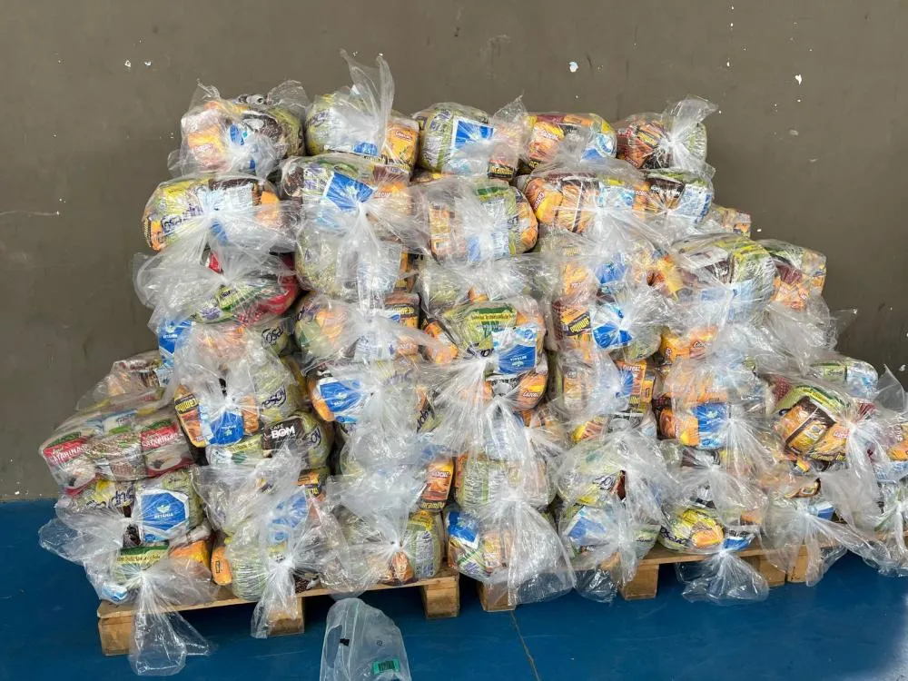 Dias d'Ávila promove distribuição de cestas básicas para famílias em vulnerabilidade