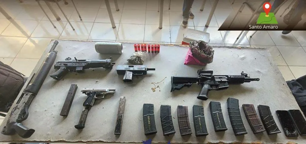 Fuzil, submetralhadoras, espingarda e pistola são apreendidos com integrantes de facção em Santo Amaro