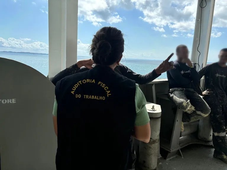 Brasileiros em condições análogas à escravidão são resgatados de navio na Bahia