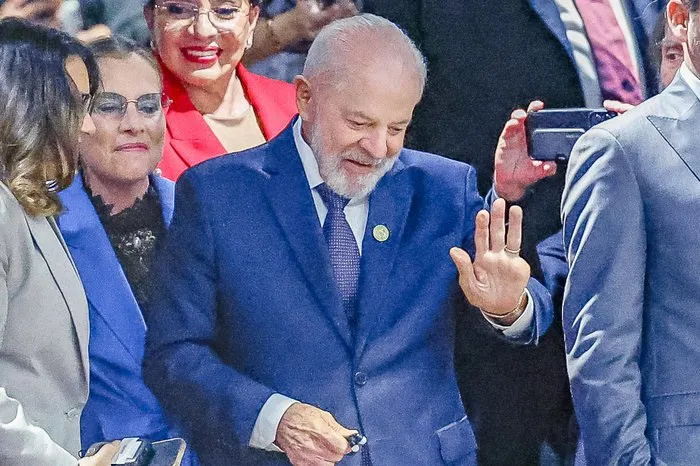 Avião de Lula pousa no México após problema técnico forçar voltas em torno do aeroporto por mais de 4h