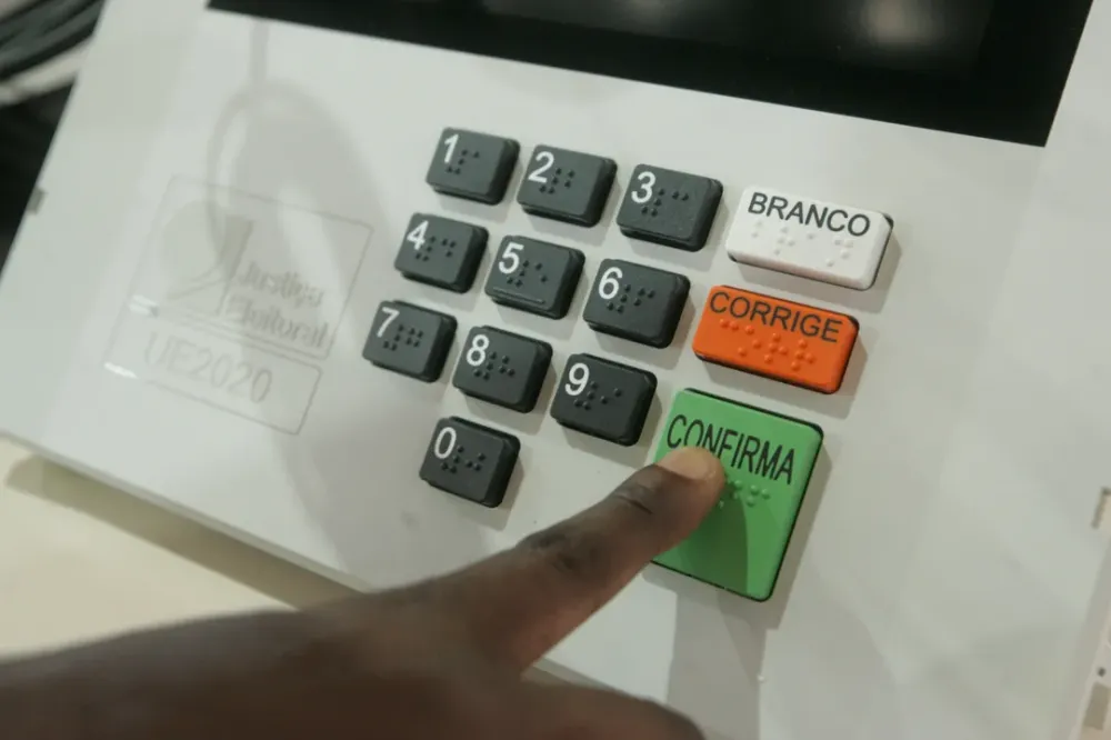 Pode votar de bermuda? Saiba quais roupas são proibidas nas eleições