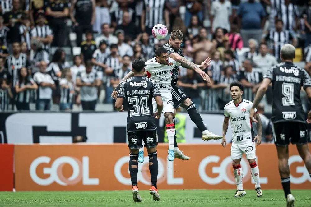 Vitória sai atrás, melhora no segundo tempo e empata com o Atlético-MG
