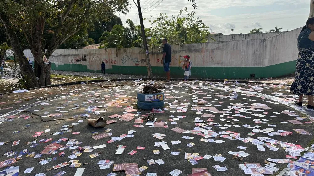 Primeiras horas da votação em Camaçari é marcada por filas e muita sujeira nas ruas