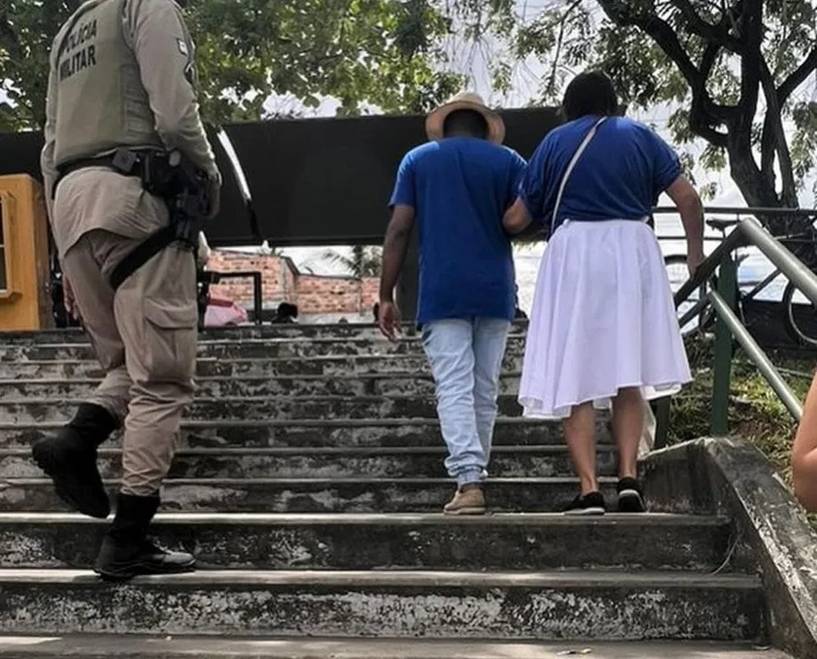 Mulher é detida em Camaçari após fazer foto com o celular na cabine de votação 