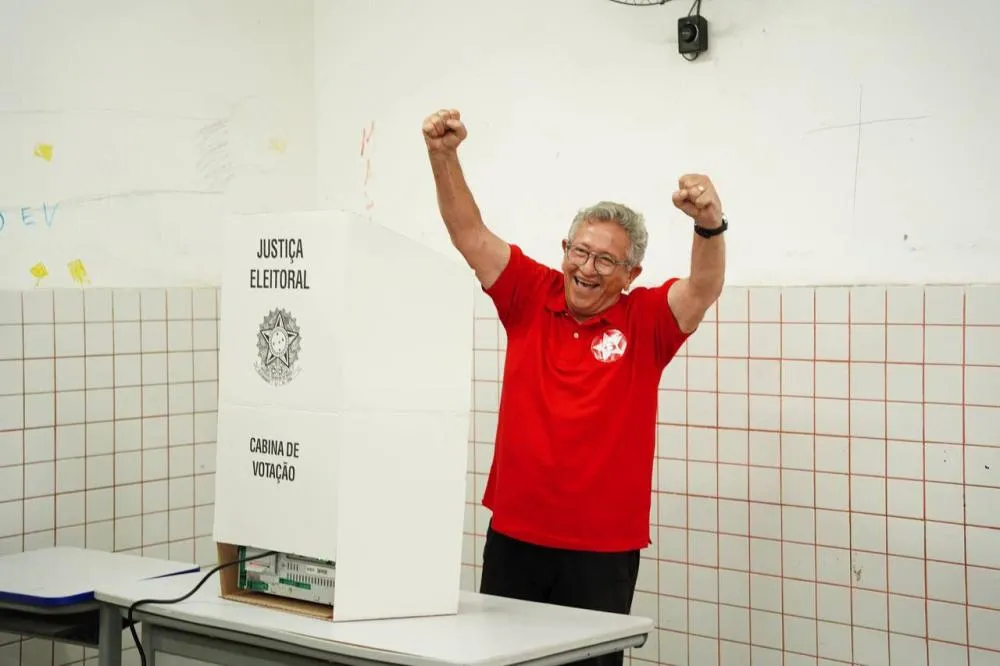 Caetano vota e se mostra confiante na vitória neste domingo (6)