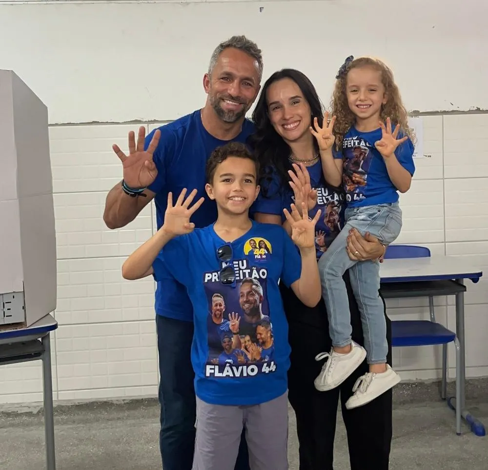 Recebido com festa pelos eleitores, Flávio Matos vota acompanhado da família em Camaçari