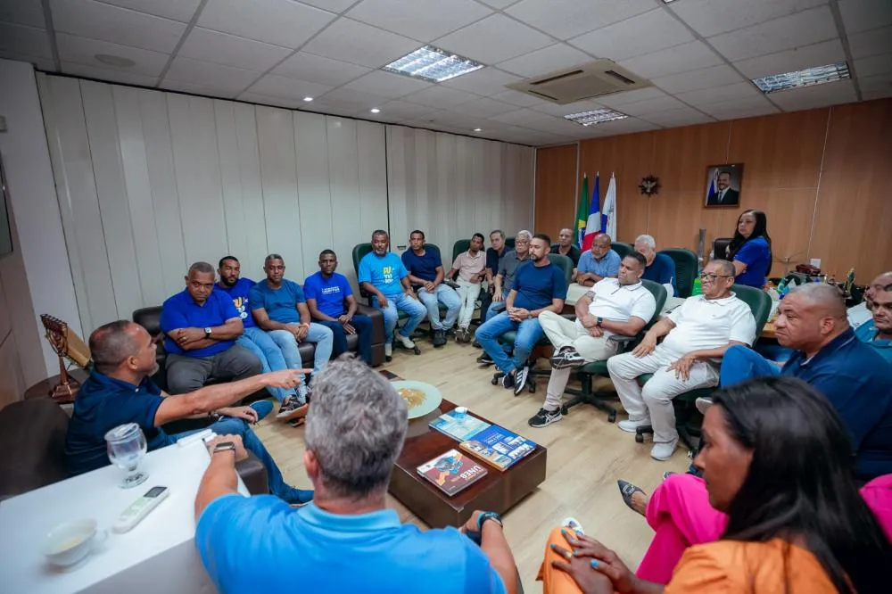 Prefeito Elinaldo recebe vereadores da base governista