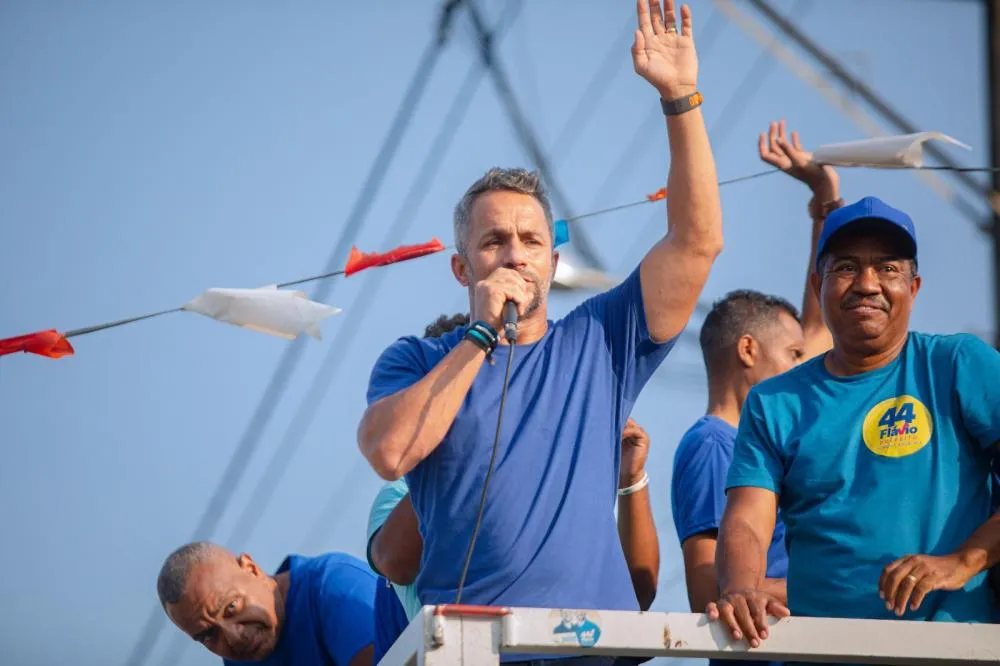 Em giro na orla, Flávio agradece votação e fala sobre atração de negócios para fortalecimento do turismo
