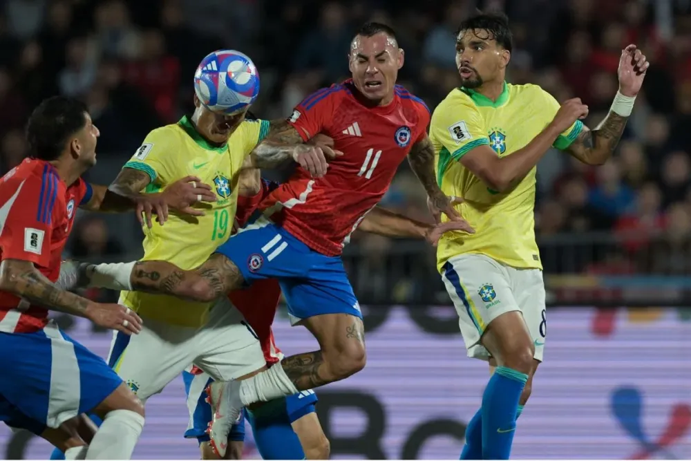 Brasil faz jogo fraco, mas vira sobre o Chile no fim e vence em Santiago