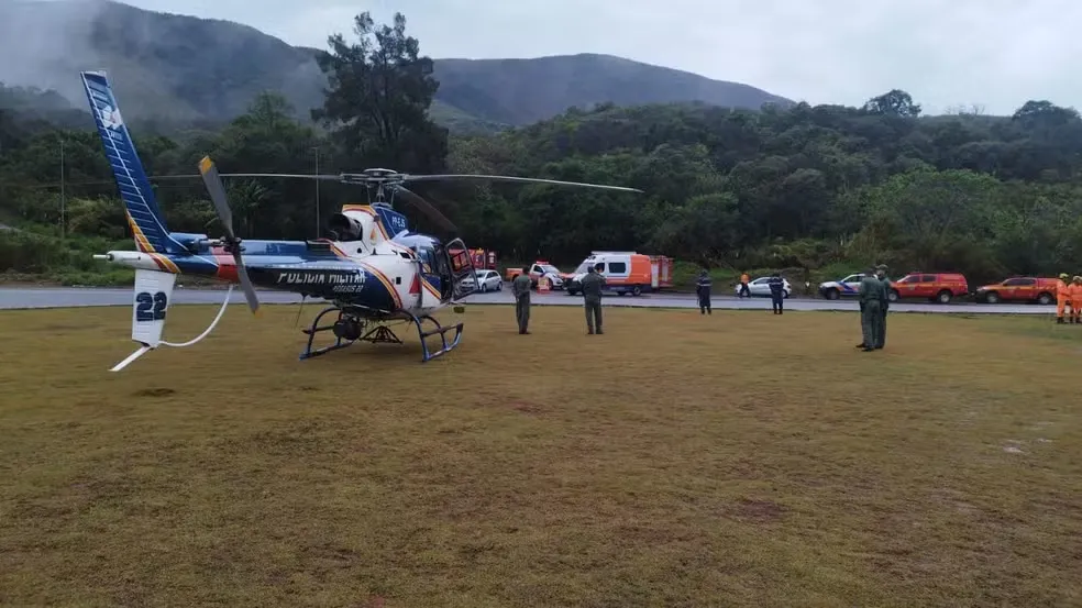 Helicóptero do Corpo de Bombeiros cai durante buscas de monomotor