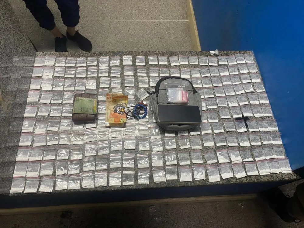 Homem é alcançado pela Polícia Militar com 251 pacotes de cocaína em Simões Filho