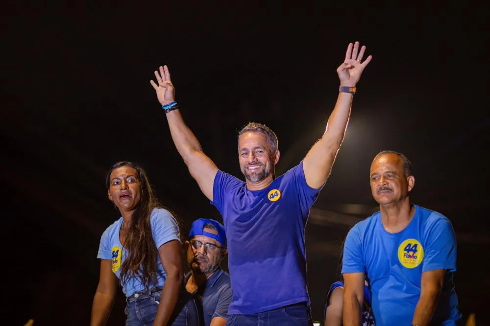 Flávio faz mega carreata em Camaçari e afirma que eleitor saberá avaliar o voto no dia 27