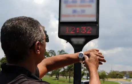 Decisão sobre horário de verão será nessa terça-feira (15), diz ministro