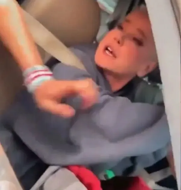  Xuxa Meneghel é cuspida por fã durante atendimento em porta de estádio