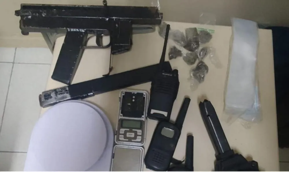 PM apreende submetralhadora e drogas em ação conjunta em Mata de São João
