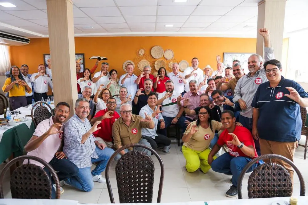 Deputados estaduais, federais, senador e secretários se reúnem em apoio total a Caetano