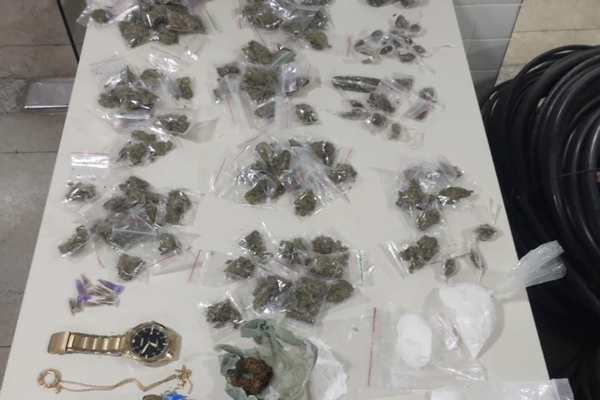 Adolescente é apreendido com drogas em Camaçari