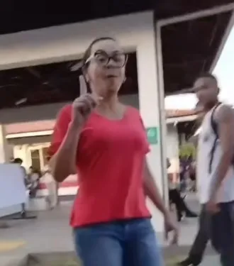 Convite eleitoral de Ivoneide Caetano para alunos da escola estadual de Monte Gordo é registrado em vídeo