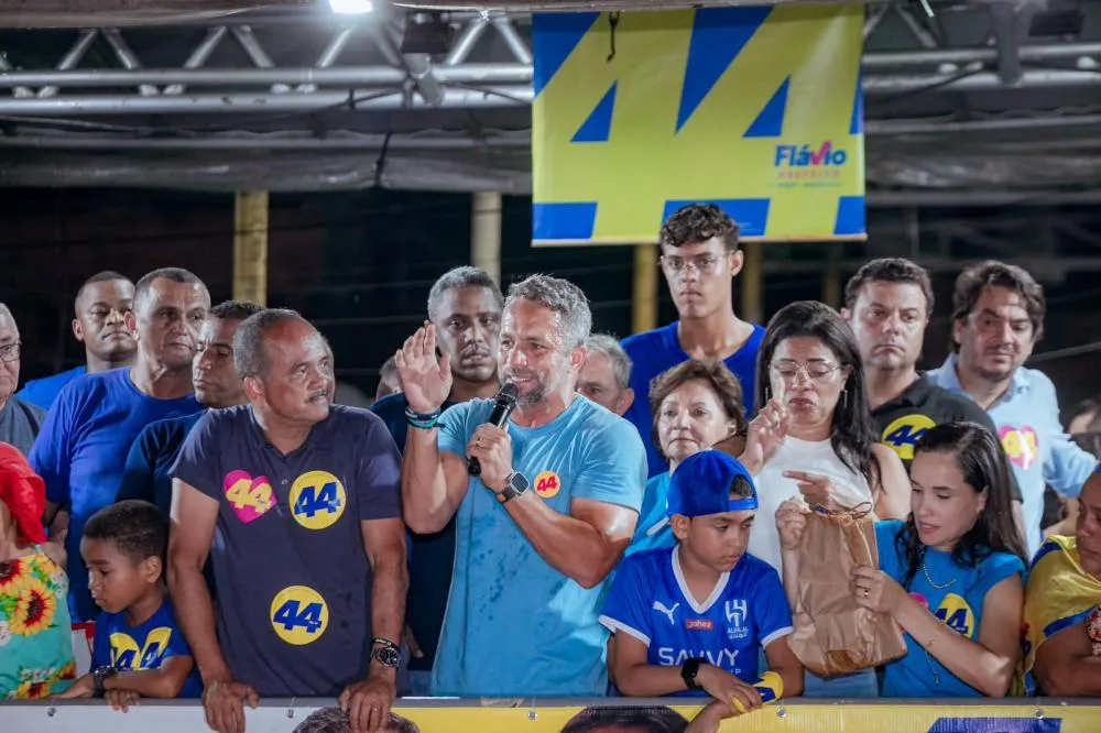 Em comício no Limoeiro, Flávio lê carta de policial incomodado com orientação que vem de cima contra a sua campanha