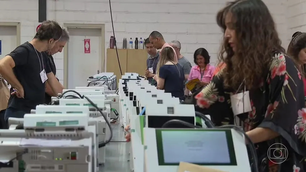 Justiça Eleitoral começa a preparar urnas para o 2º turno